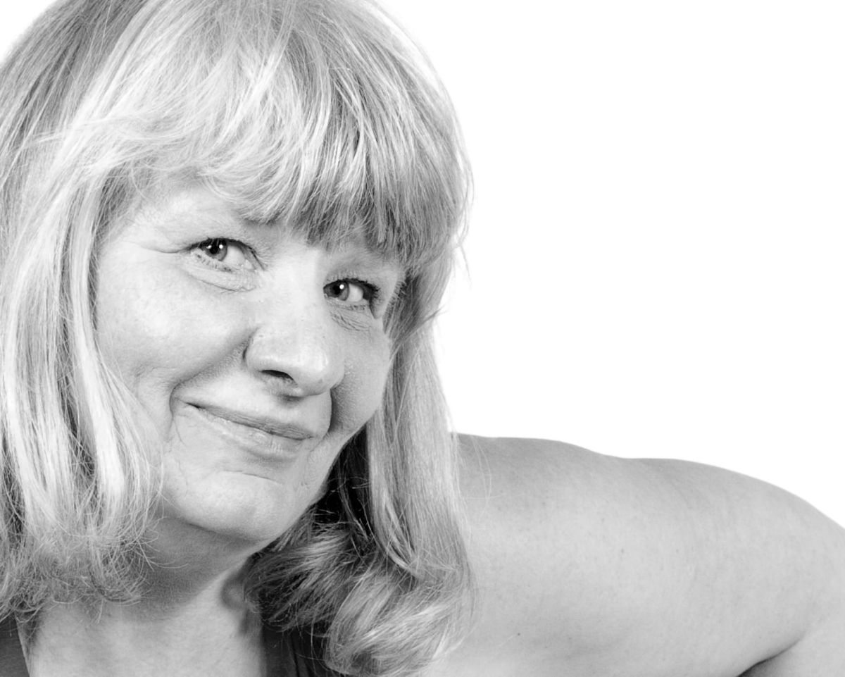 Lydia-Charak_Portrait3-min.jpg